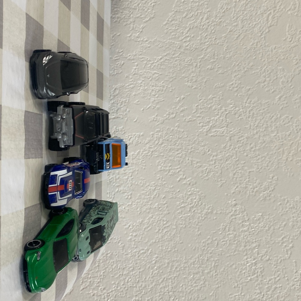 Hot wheels. They’re new. I never used them.